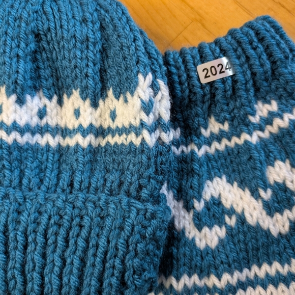 Child's Fair Isle Crewneck Pullover With Matching Toque - Acrylic - New - Picture 4 of 8